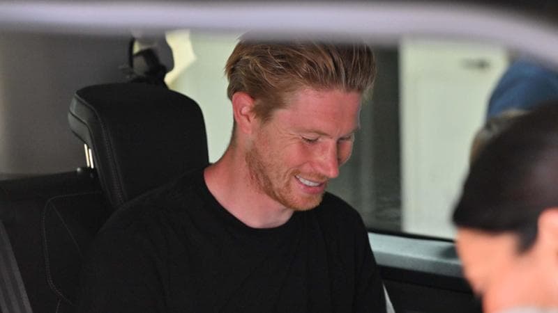 Un sorridente De Bruyne dopo la visite mediche