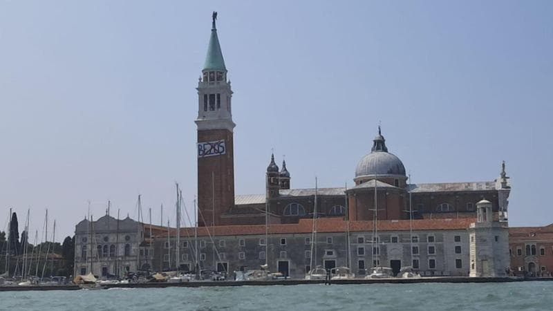 Venezia, striscione “no Bezos”: attivisti all’attacco contro le nozze del magnate di Amazon