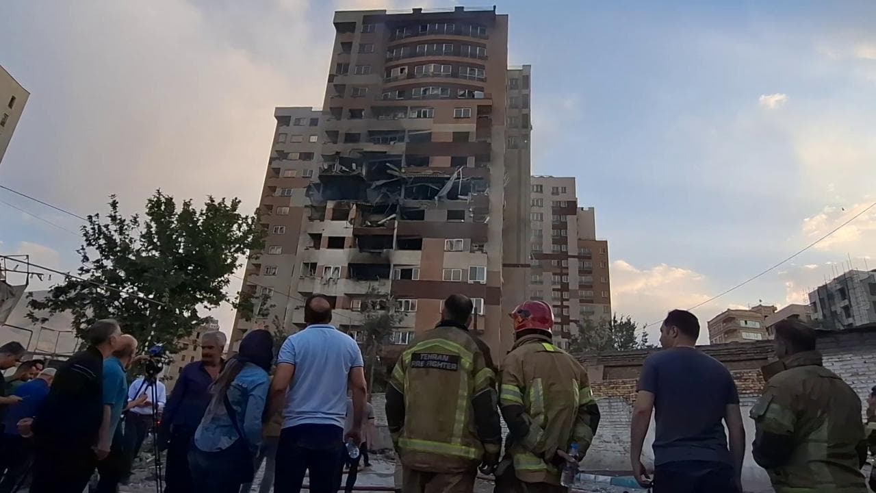 Israele attacca l'Iran, i danni ai palazzi colpiti a Teheran
