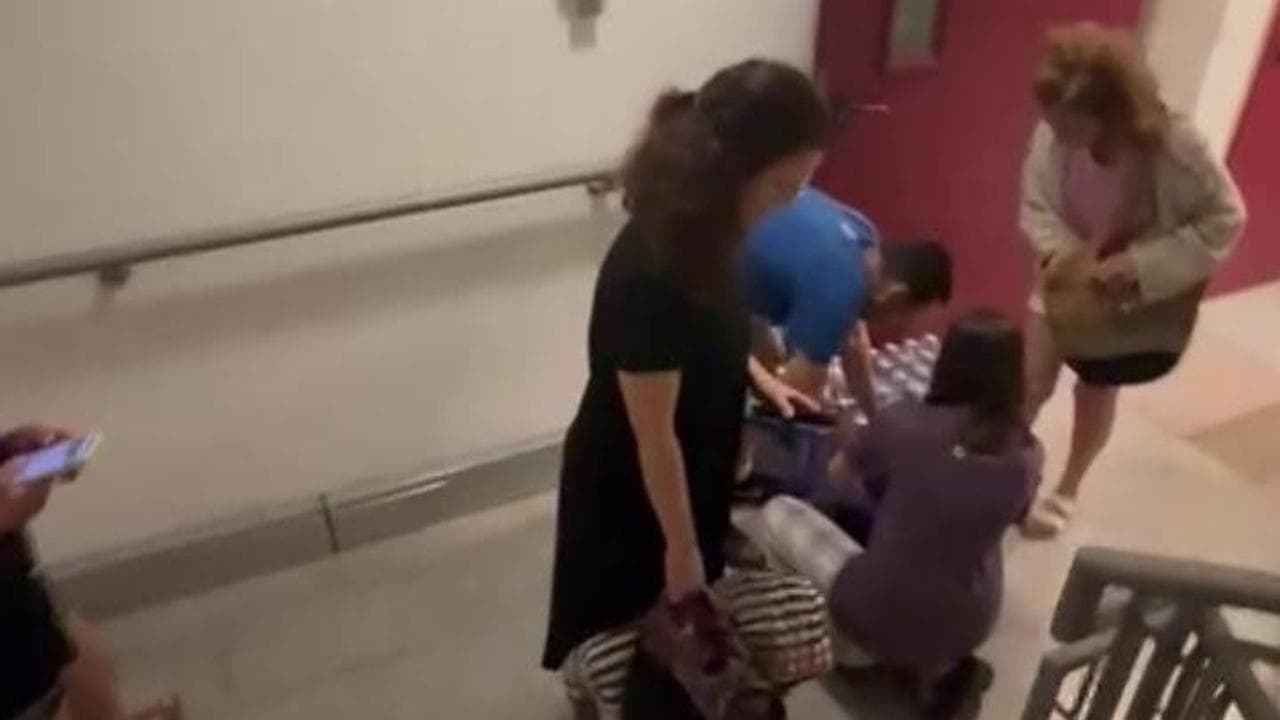 Tel Aviv, paura nella notte: il suono delle sirene. La gente si rifugia nelle scale dell'hotel