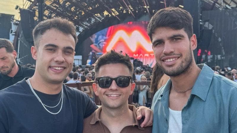 I giorni sfrenati di Alcaraz a Ibiza: feste e dj-set sulla spiaggia. Ma ora testa al Queen’s