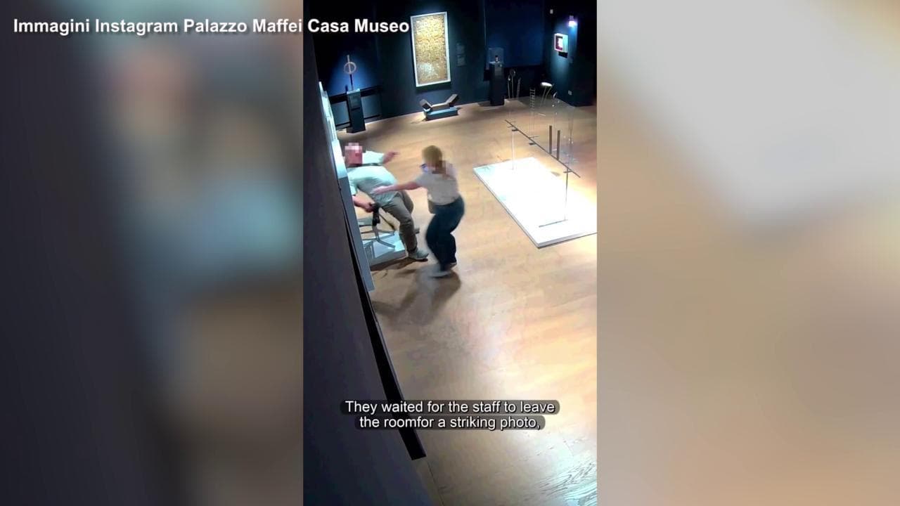 Verona, danneggiano la "sedia Van Gogh": incastrati dalle videocamere di sorveglianza
