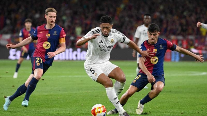 Bellingham in azione durante Real-Barcellona