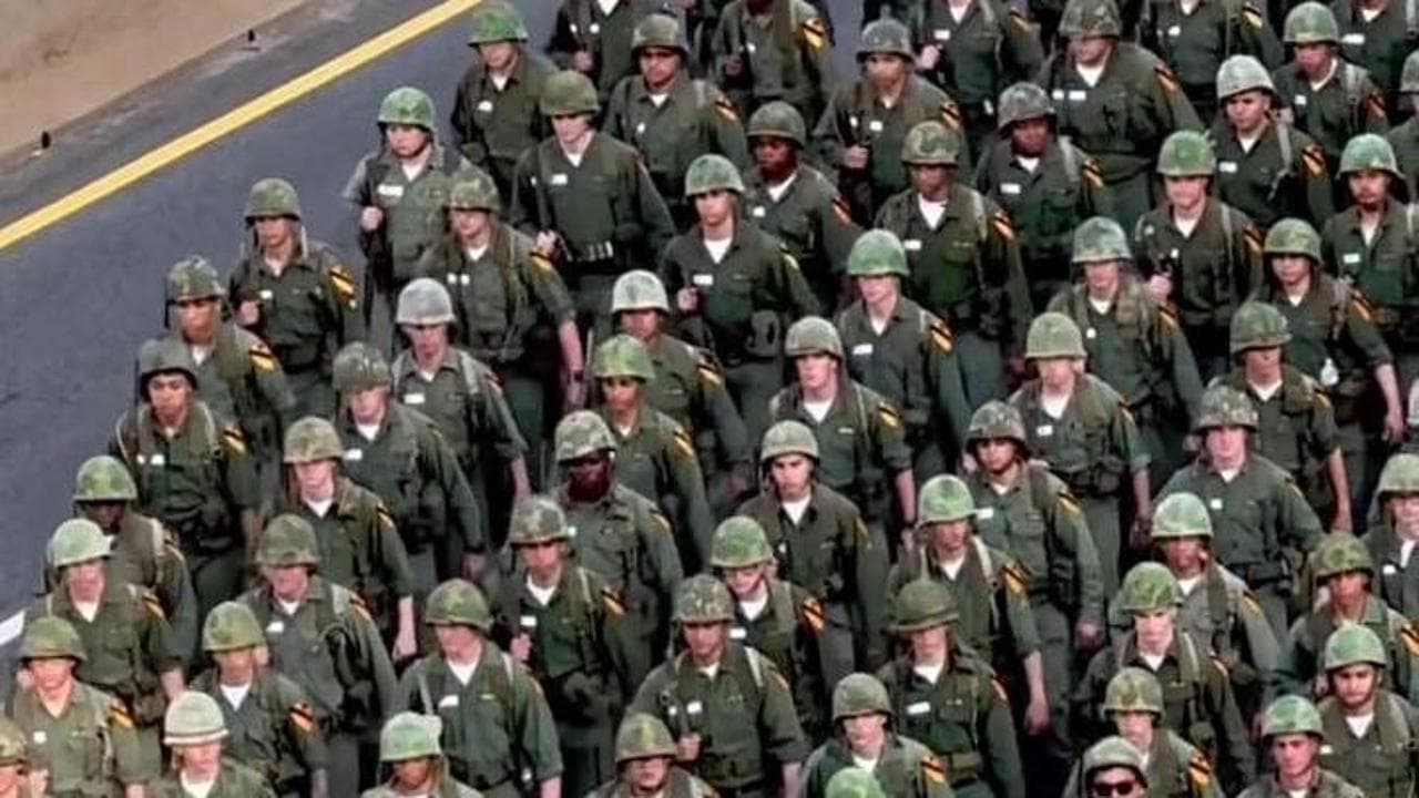 Washington pronta per la mega parata di Trump: centinaia di soldati sfilano alle prove
