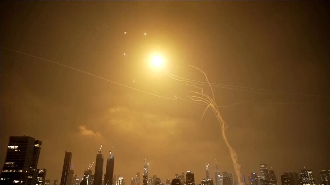 Israele sotto attacco, missile buca sistema di difesa e colpisce il centro di Tel Aviv