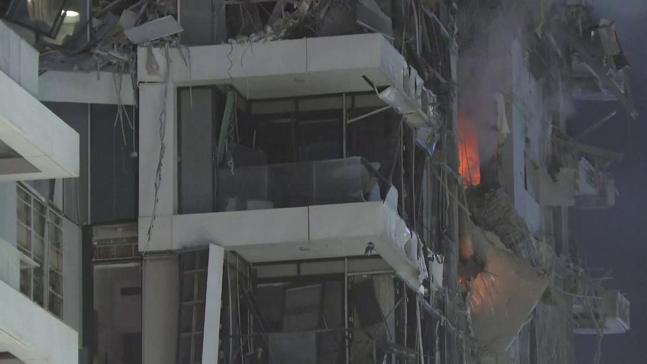 Attacco Iran contro Israele: il palazzo in fiamme nel centro di Tel Aviv