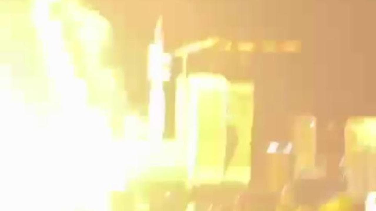 Israele-Iran, missile colpisce Tel Aviv: il momento dell'impatto ripreso da un palazzo vicino