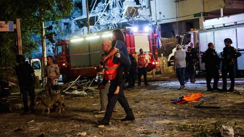 A Tel Aviv bombe e feriti, la gente corre nei rifugi: “È un incubo senza fine”