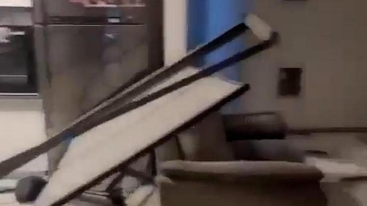 Attacco Iran a Israele: dentro un palazzo sventrato da un'esplosione