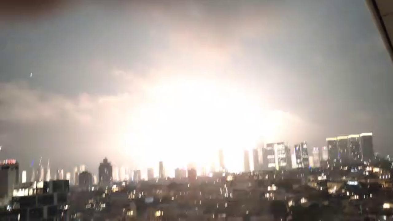 Tel Aviv, l'esplosione del missile balistico squarcia la notte: al boato segue l'onda d'urto