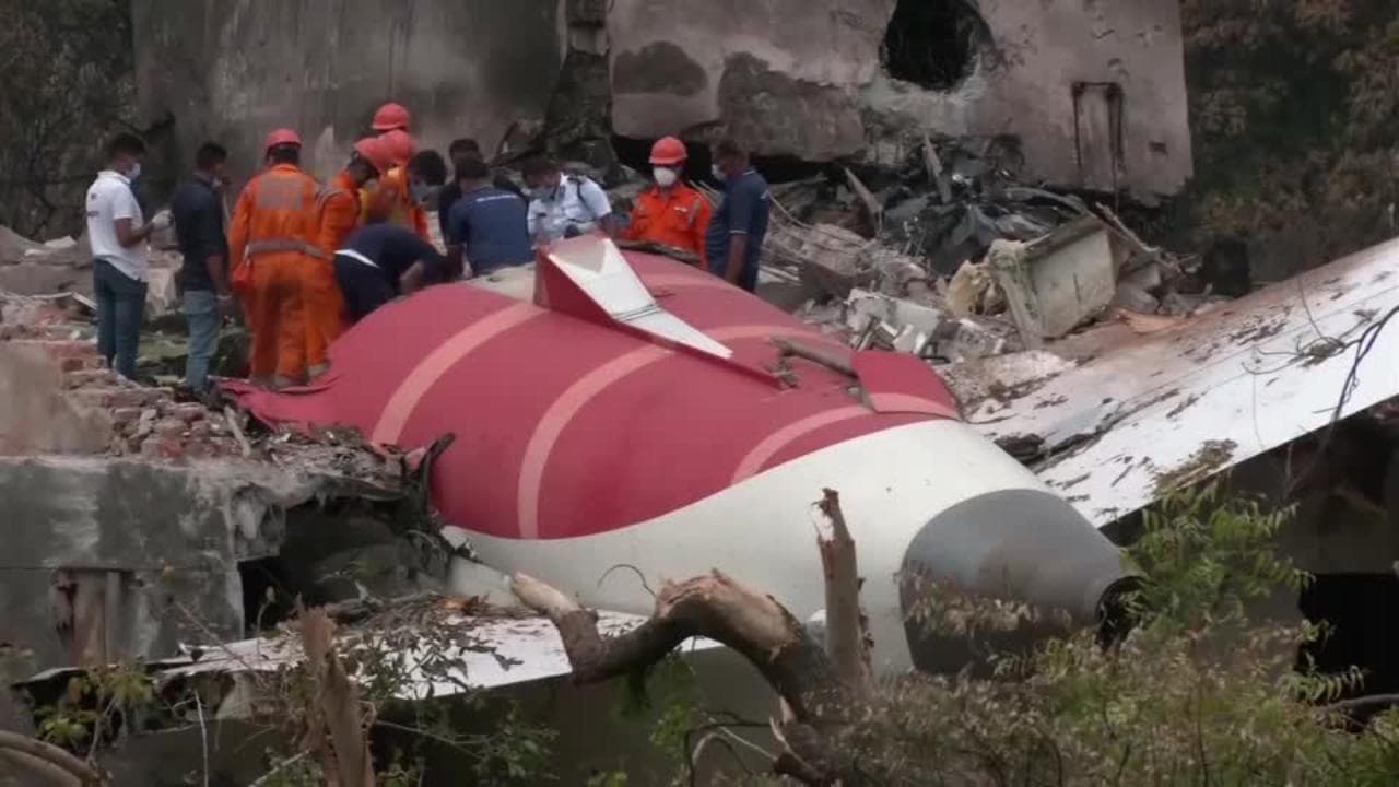 Boeing schiantato ad Ahmedabad: le prime immagini delle indagini sul campo