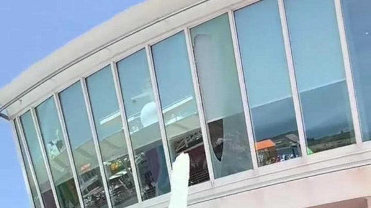 Crolla una vetrata sulla nave da crociera: la prontezza del cameriere salva i passeggeri