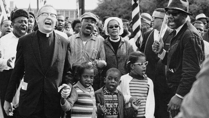 Martin Luther King (terzo da sinistra) durante la marcia di Selma del 1965