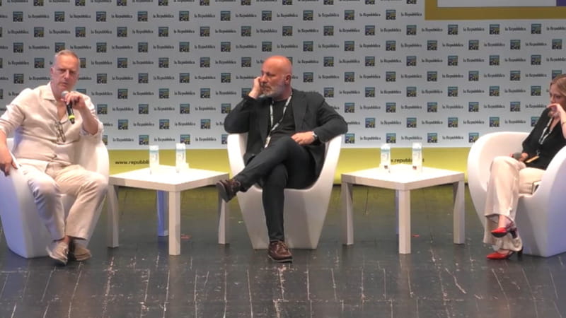 Antonio Scurati (a sinistra) ospite a Repubblica delle Idee con la storica Michela Ponzani (a destra) nell'incontro moderato dal vicedirettore Carlo Bonini (al centro)