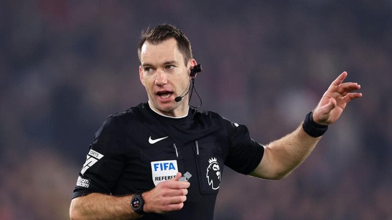 L&rsquo;arbitro Jarred Gillett indossa una &lsquo;RefCam&rsquo; nel match tra Crystal Palace e Manchester United nel 2024 in Premier
