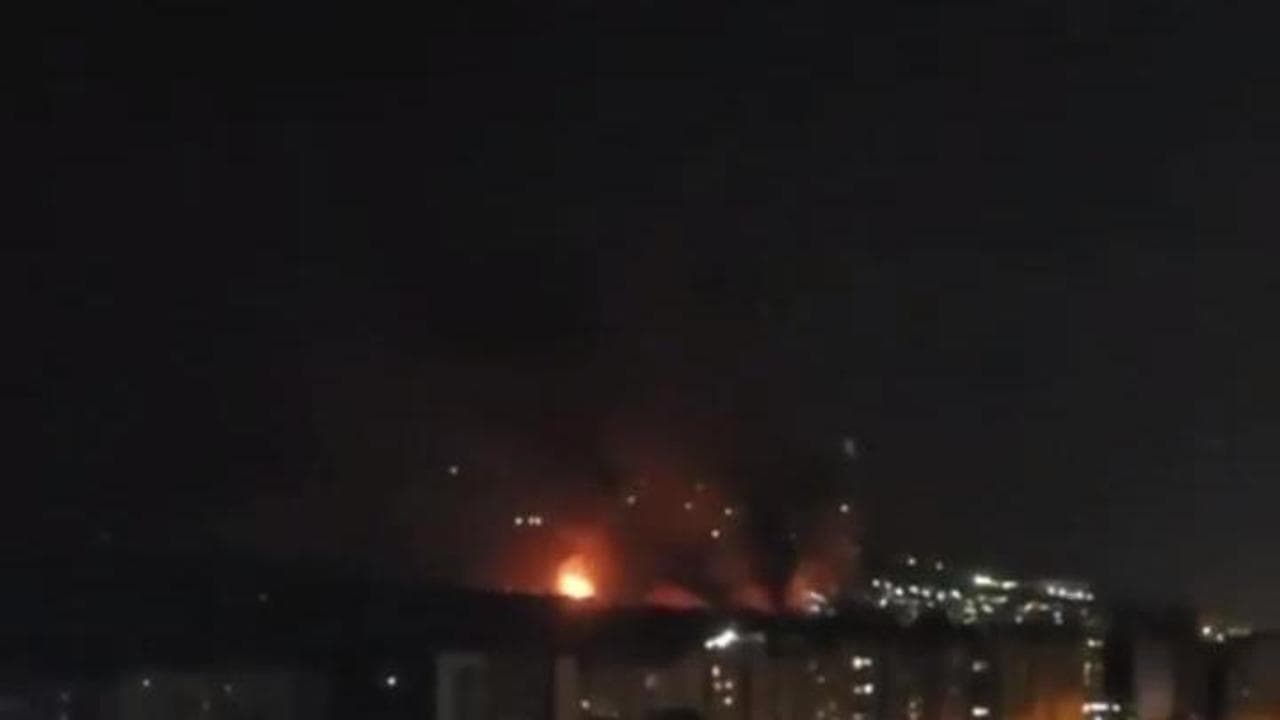 Israele attacca due depositi di carburante a Teheran: le fiamme avvolgono l'impianto di Shahran