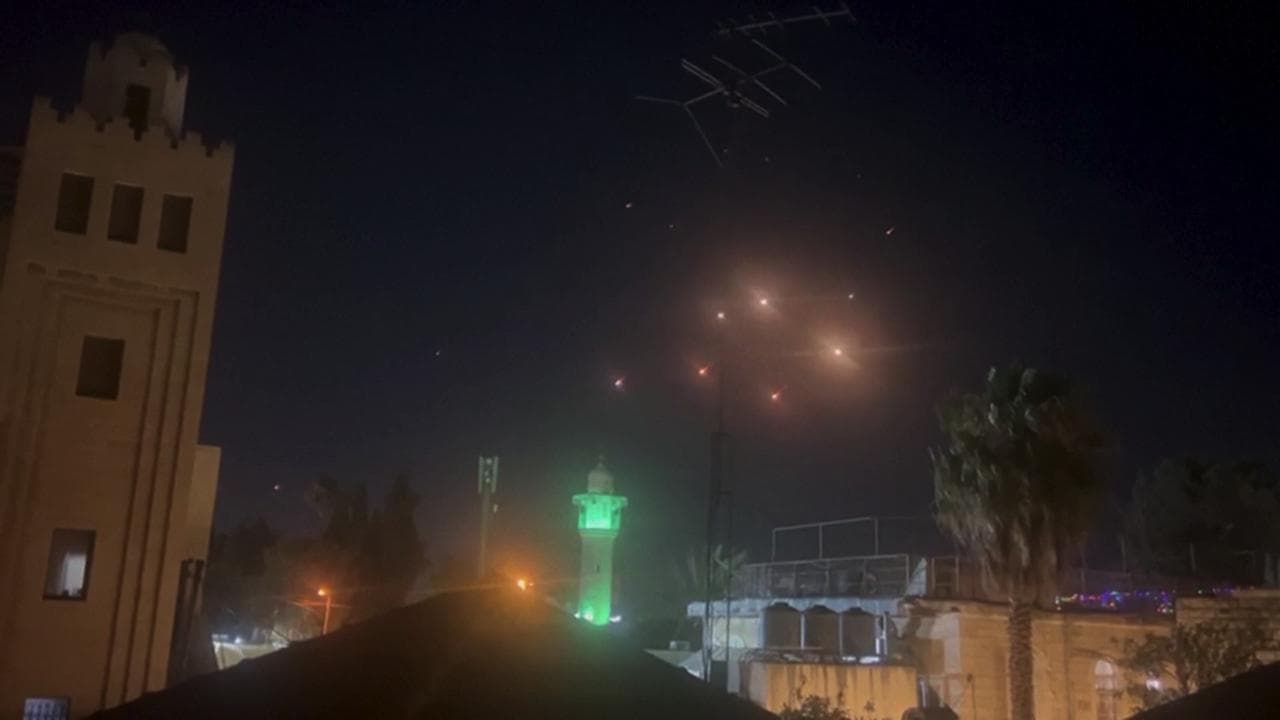 Raffica di missili dall'Iran, le scie luminose nel cielo di Gerusalemme