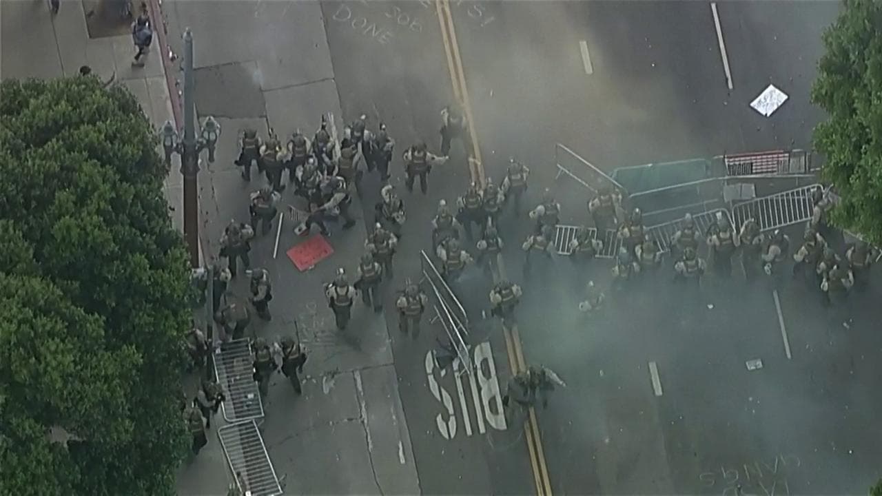Los Angeles, "No king's day": gli scontri tra manifestanti e polizia ripresi dall'elicottero