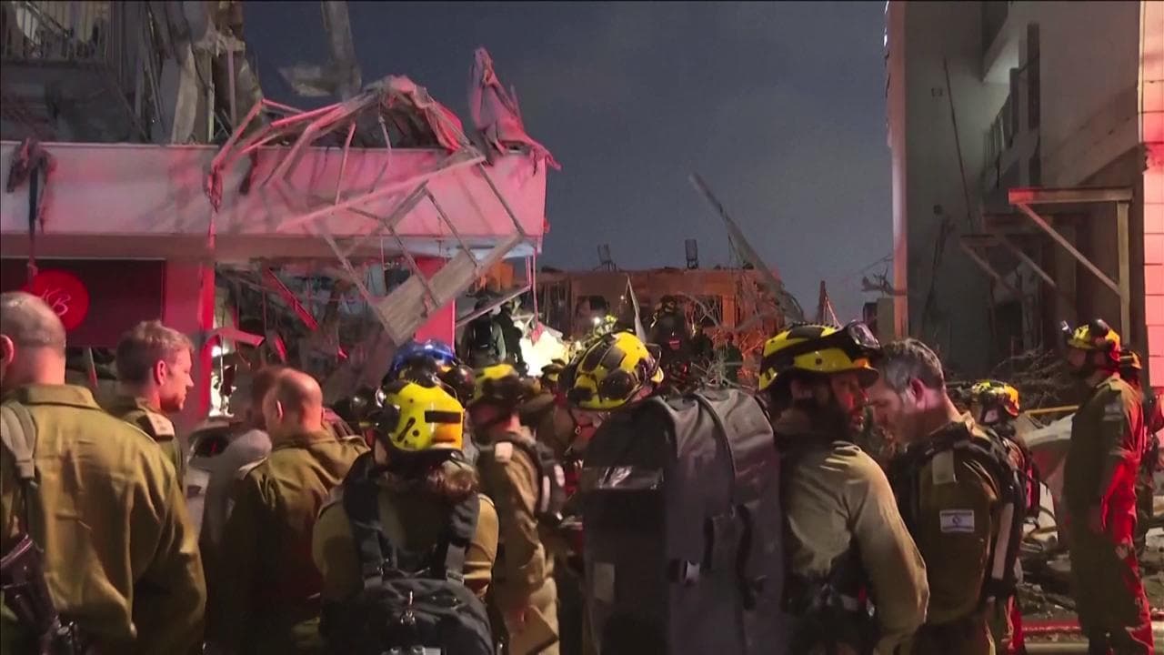 Attacco missilistico iraniano su Bat Yam: "4 morti e decine di feriti", si scava tra le macerie