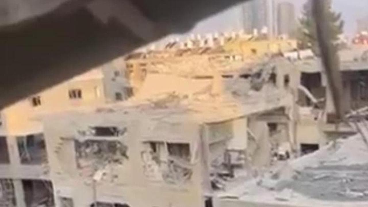 Palazzo sventrato da un missile a Tel Aviv: i soccorsi tra le macerie