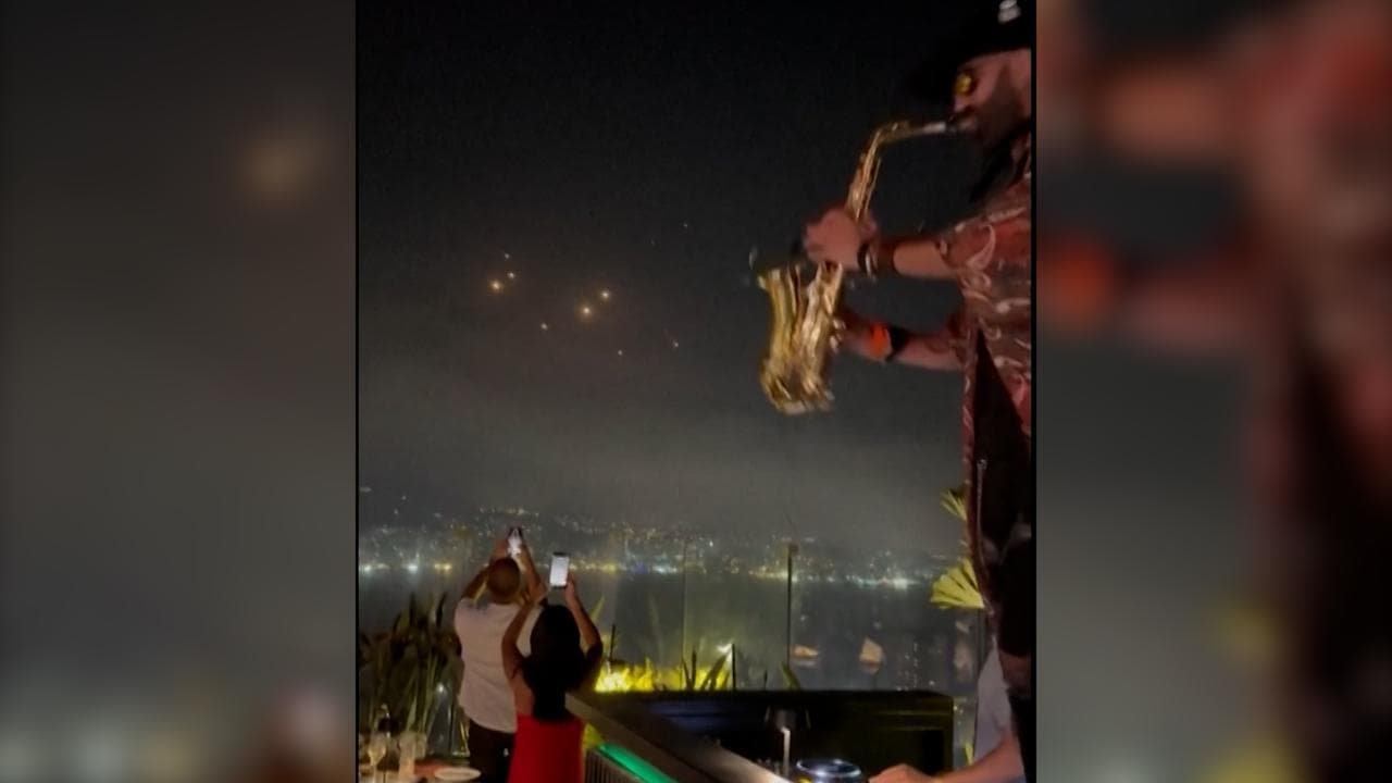 Libano: missili iraniani verso Israele, alla festa il sax continua a suonare. Il video surreale