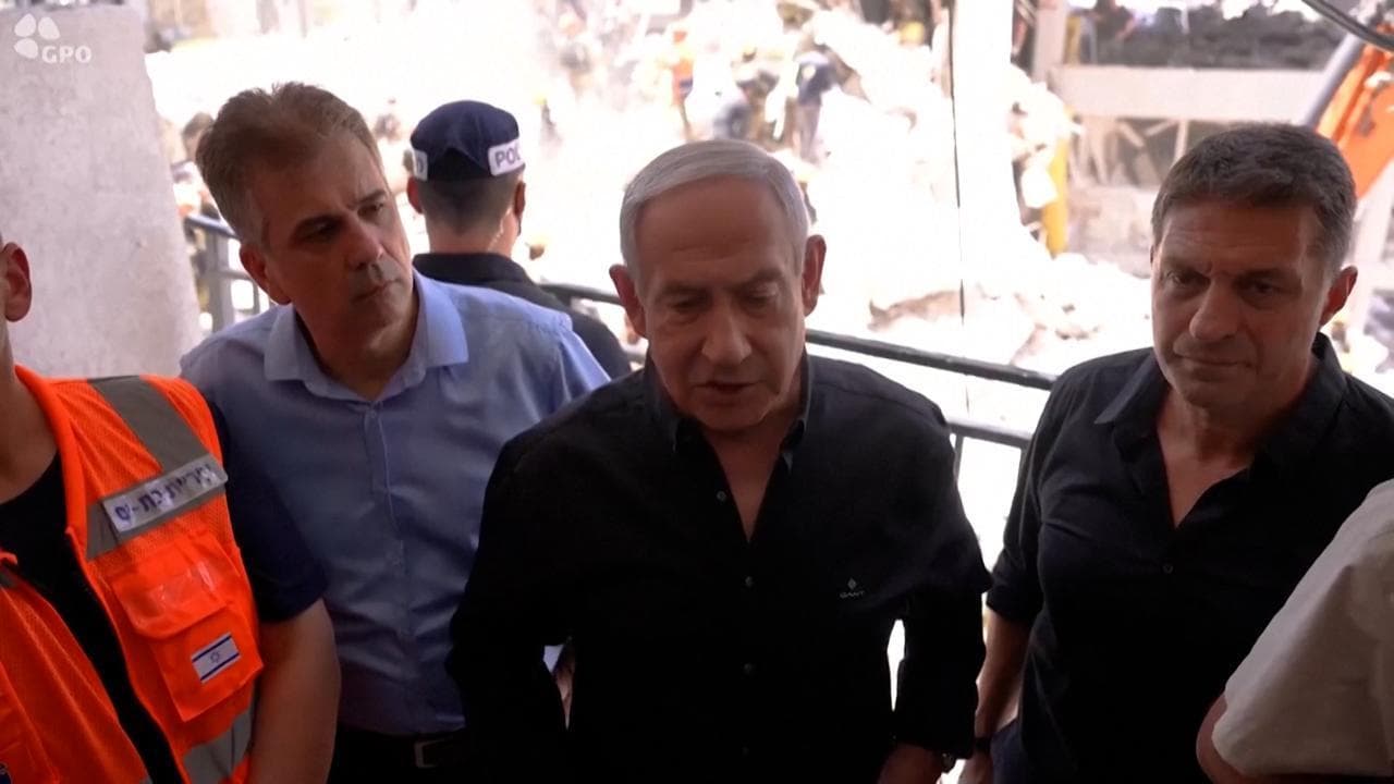 Israele, Netanyahu visita gli edifici distrutti: "Pensate se l'Iran avesse l'atomica"