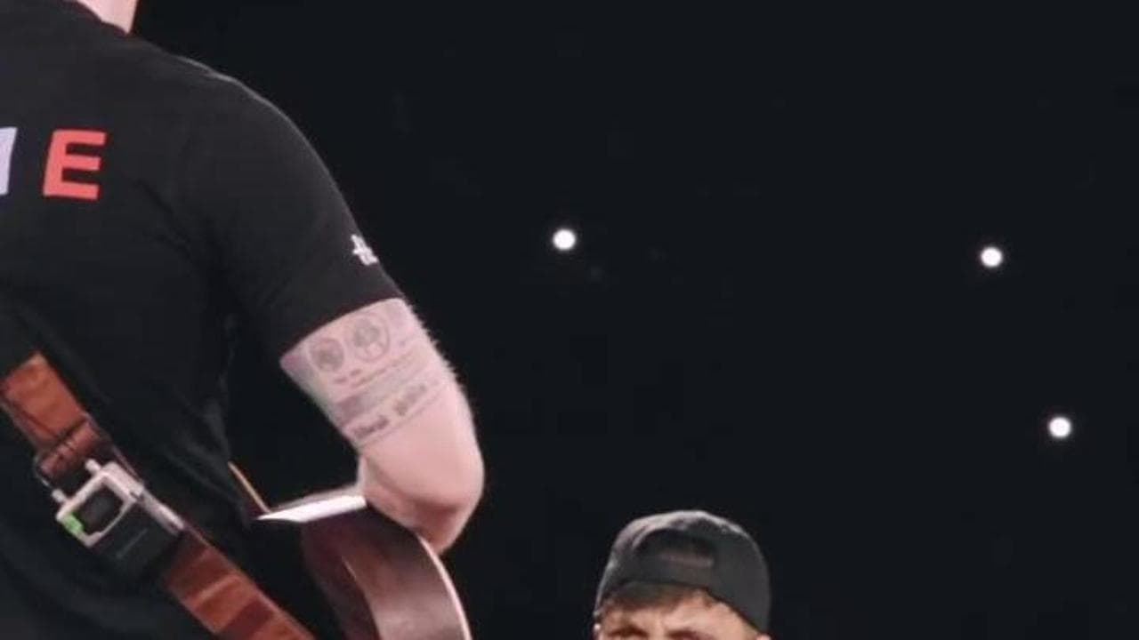 Ed Sheeran condivide il palco con Ultimo e canta in italiano: "Grato per la nostra amicizia"