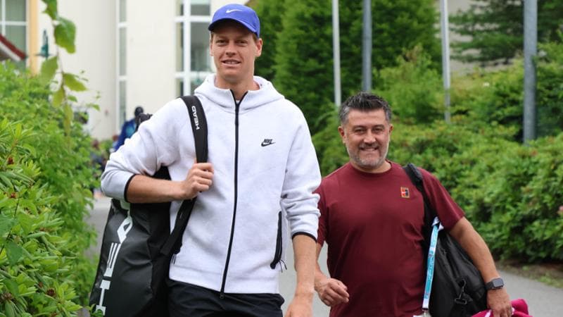 Jannik Sinner con il fisioterapista Ulises Badio