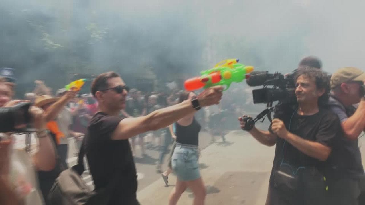 Barcellona, proteste contro il turismo di massa: pistole ad acqua e fumogeni davanti agli hotel