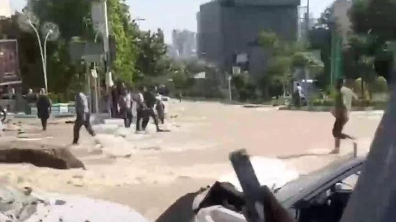 Teheran, piazza Tajrish allagata: un missile israeliano ha colpito un tubo dell'acqua