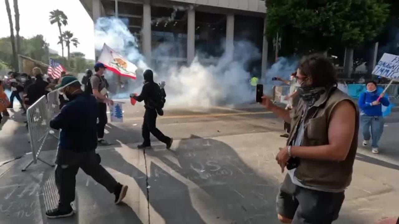 Los Angeles, gas lacrimogeni contro i manifestanti durante il "No Kings Day"