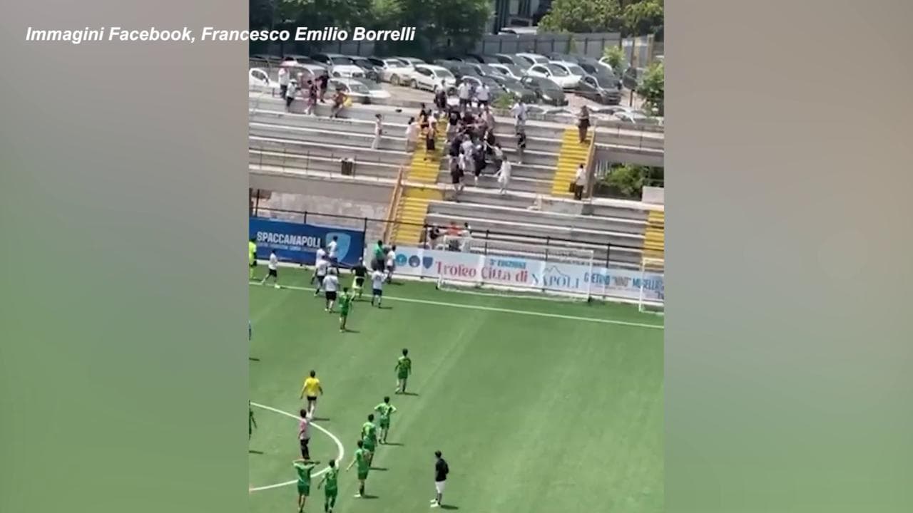 Napoli, botte da orbi sul campo e sugli spalti durante una partita di calcio under 16