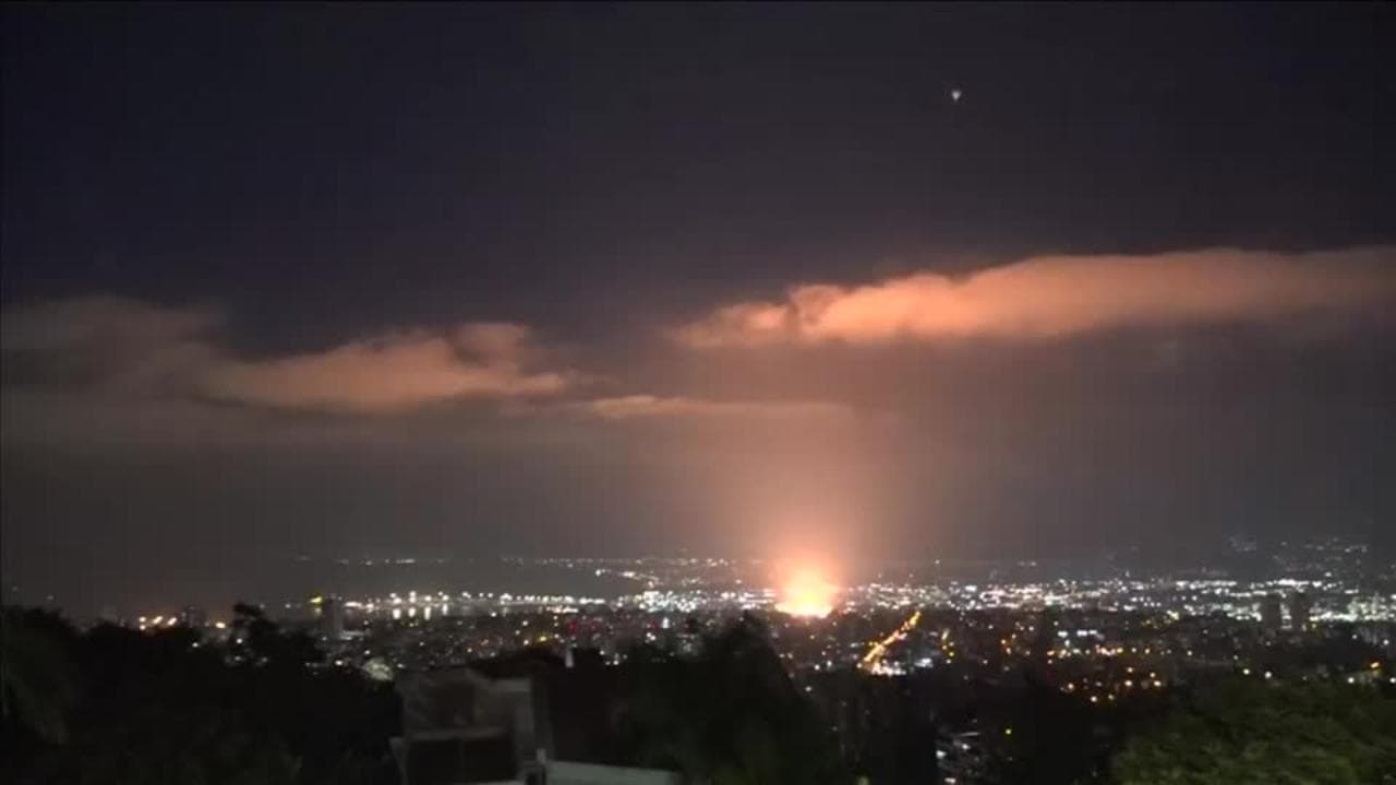 Colpita Haifa nella notte: le immagini del missile che l'Iron dome non riesce a intercettare