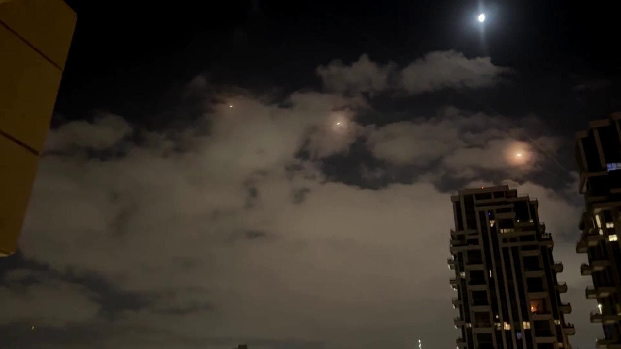 Israele, ancora bombardamenti: Tel Aviv e Gerusalemme illuminate dalle esplosioni
