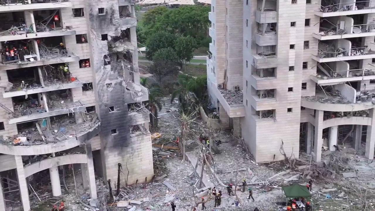 Israele, colpita Petah Tikva a est di Tel Aviv: bombe su diversi palazzi, i soccorsi
