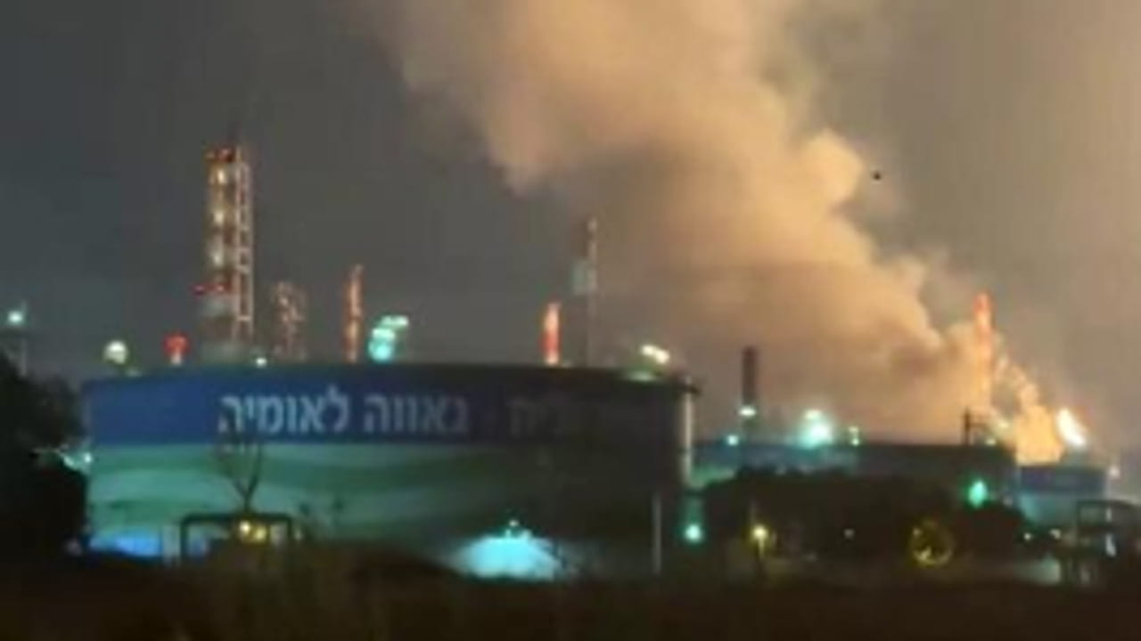 Israele, colonne di fumo ad Haifa colpita da un missile iraniano