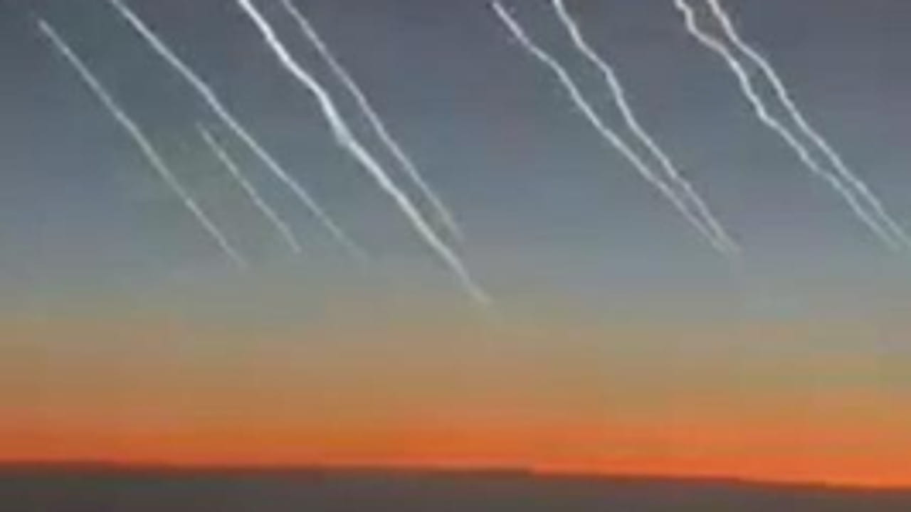 Le scie dei missili lanciati dall'Iran su Israele ripresi da un volo di linea pakistano