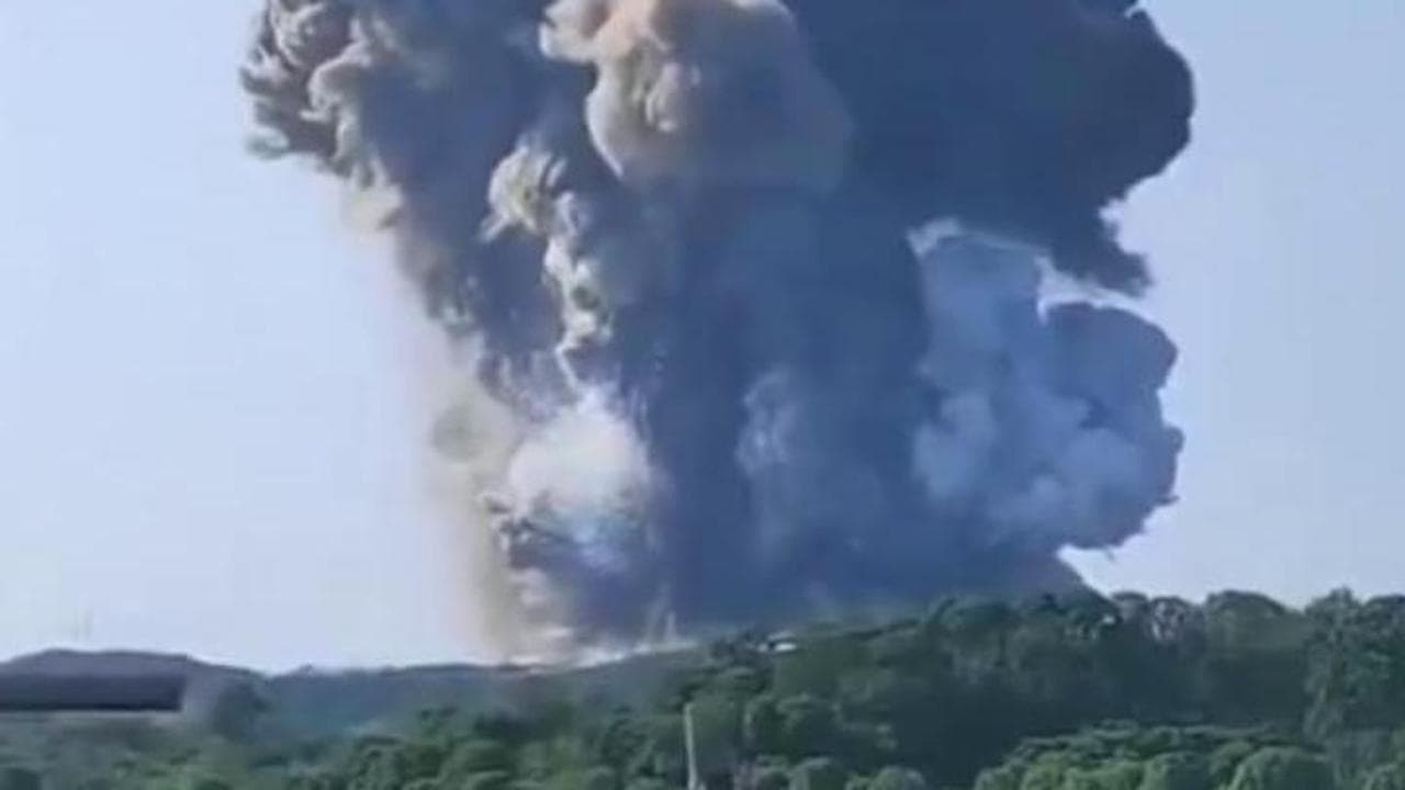 Cina, esplosione in una fabbrica di fuochi d'artificio: un'enorme colonna di fumo si alza in cielo