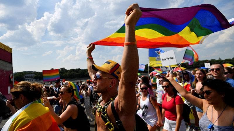 Nel Pride il troppo non ha confini. Putin, un sorriso nella tragedia