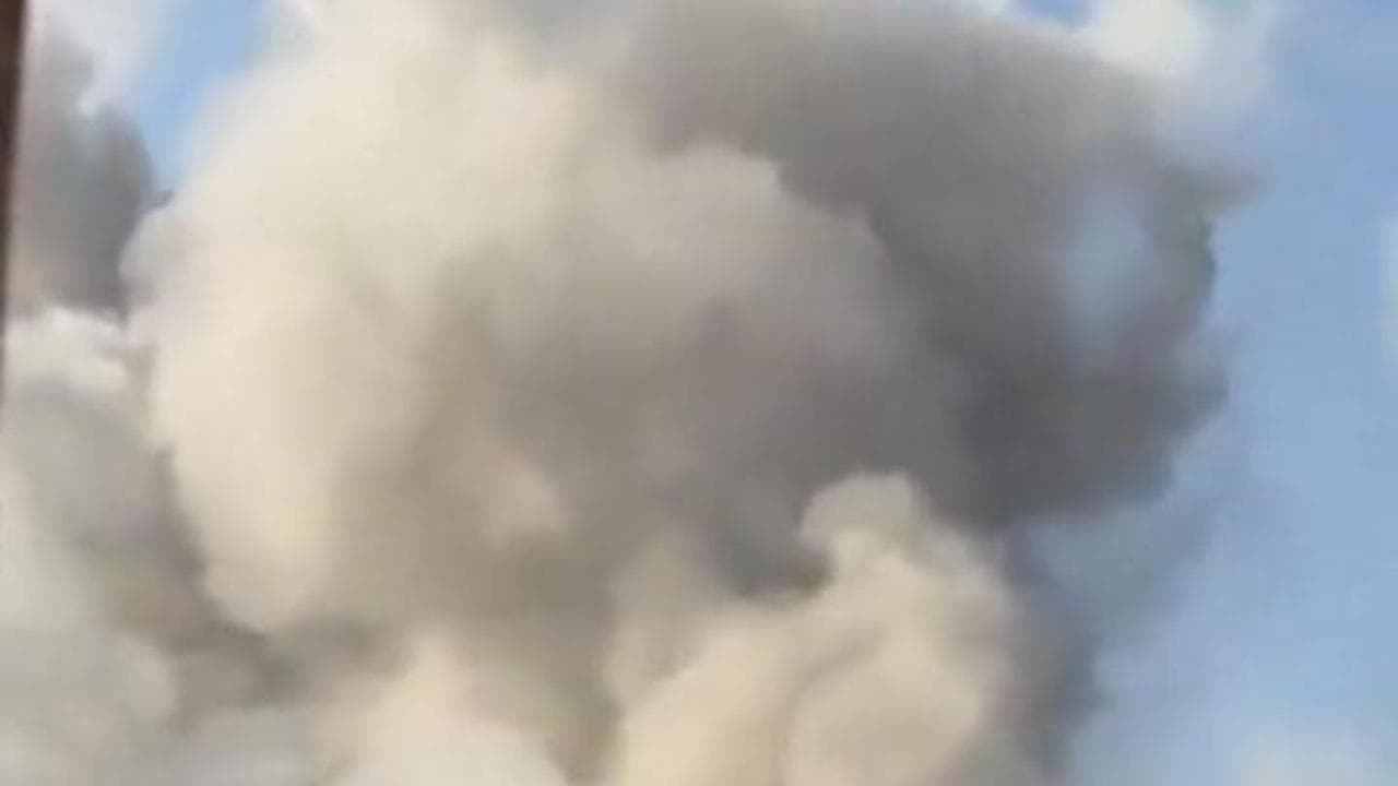 Iran, nuovi raid israeliani su Teheran: un'alta colonna di fumo si alza nel cielo della capitale