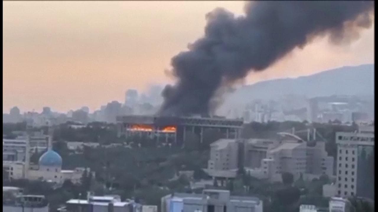 Teheran, il palazzo della Tv di stato in fiamme dopo il bombardamento