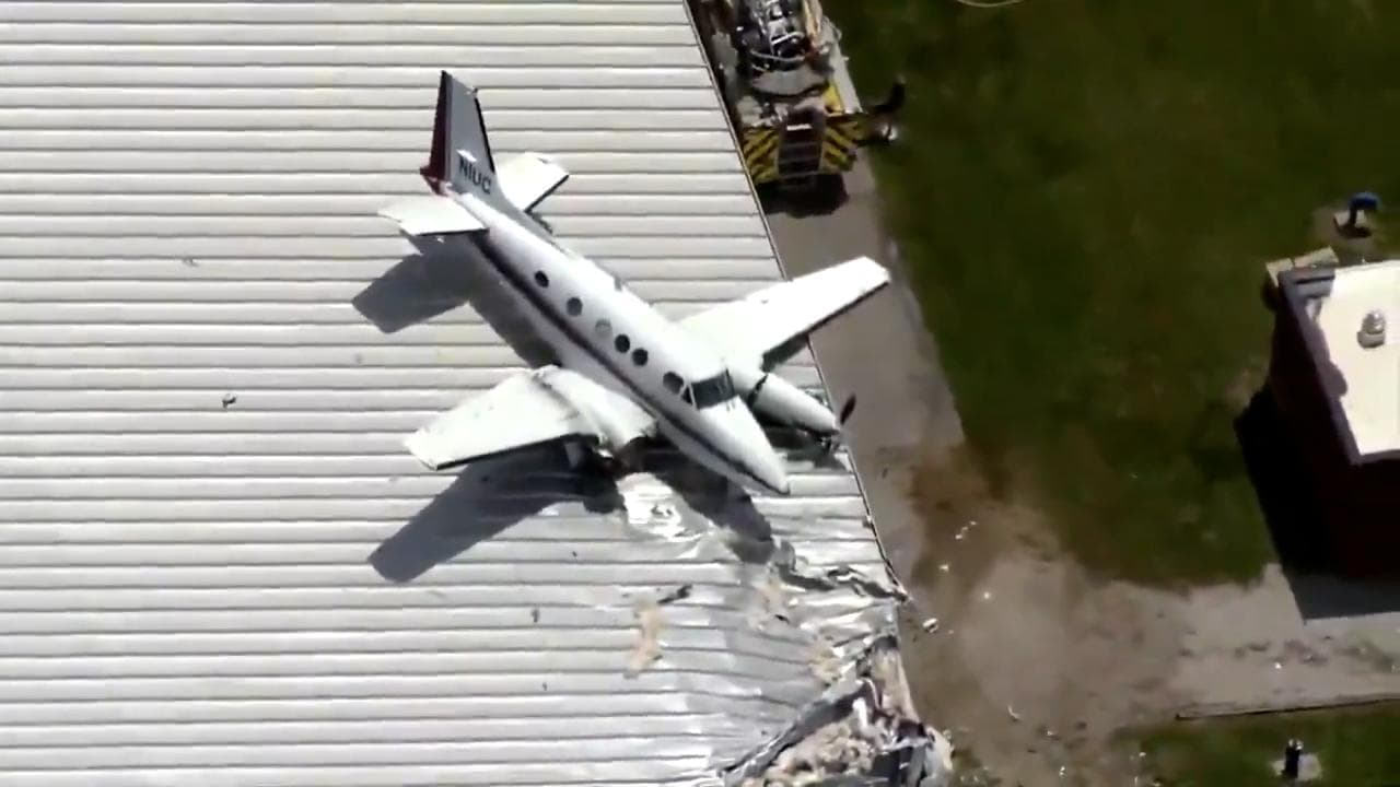 Kansas, l'incredibile "atterraggio" di un aereo sul tetto dell' hangar dell'aeroporto
