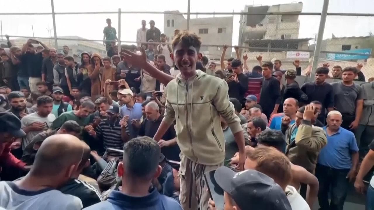 Spari sui palestinesi in coda per gli aiuti a Khan Younis, l'ospedale: "Centinaia di morti e feriti"