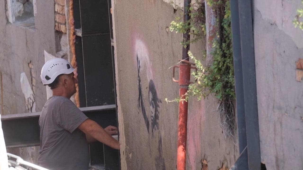 Venezia, al via il restauro dell'opera "The Migrant Child" di Banksy