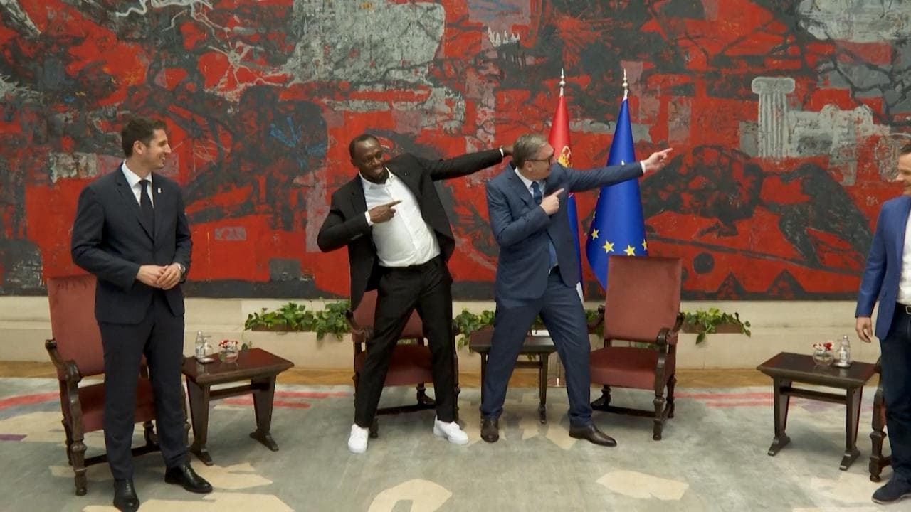Serbia, Usain Bolt "contagia" il presidente Vukic: uniti nel gesto della saetta