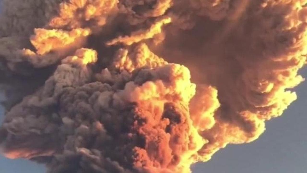 Indonesia, erutta il vulcano Lewotobi Laki-Laki: colonna di fumo alta oltre 10mila metri