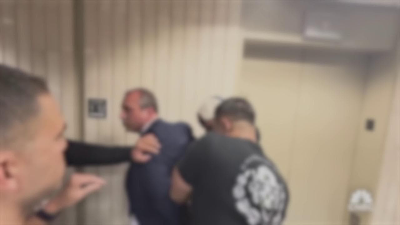 Arrestato il candidato sindaco di New York: Brad Lander portato via dagli agenti anti-immigrazione