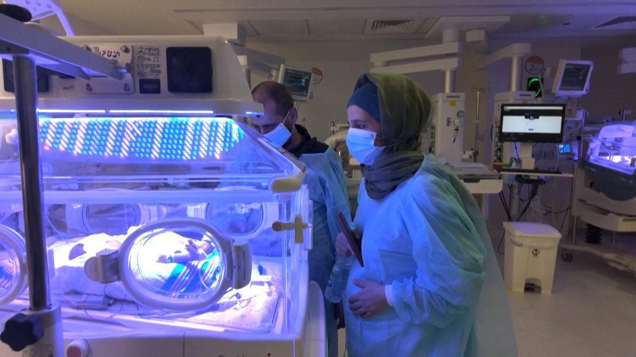 Israele, partorisce 3 gemelli nell'ospedale "sotterraneo" di Haifa