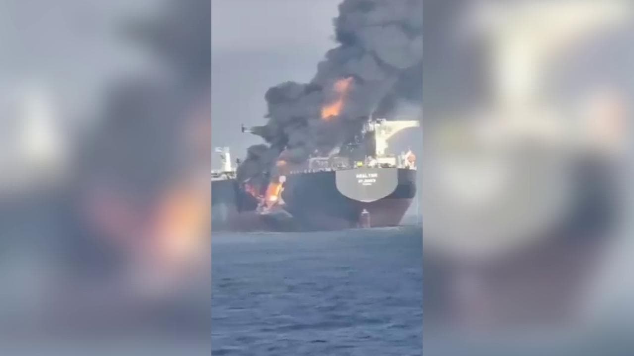 Petroliera in fiamme nello stretto di Hormuz: l'incendio a bordo