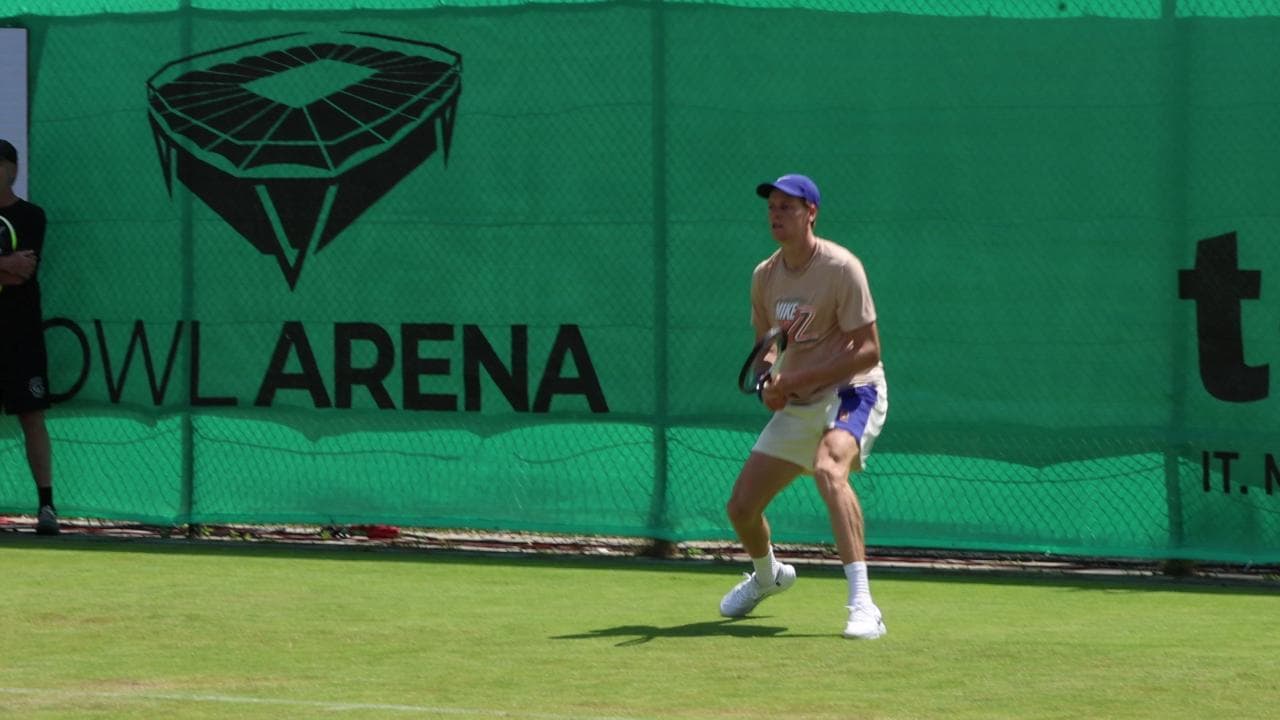 L'allenamento di Sinner sull'erba di Halle: Jannik prova dritto e rovescio in attesa degli ottavi
